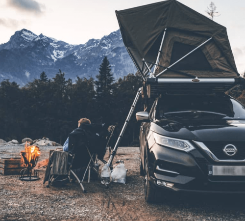Road trip en montagne avec brasero tente de toit et echelle